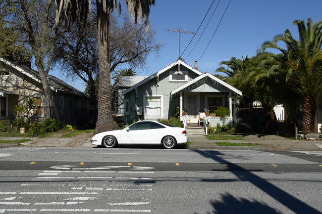 726-728 Brewster Ave in Redwood City, CA - Foto de edificio - Building Photo