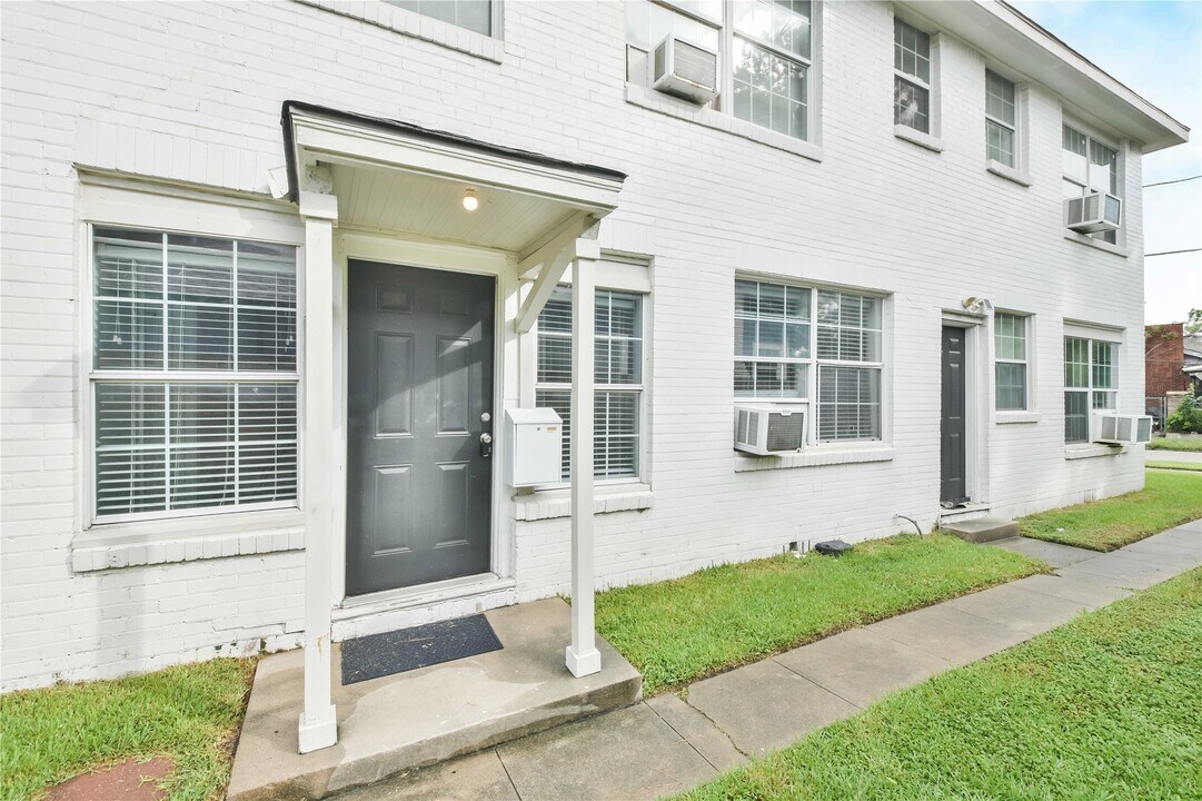 903 Oakhurst St in Houston, TX - Building Photo