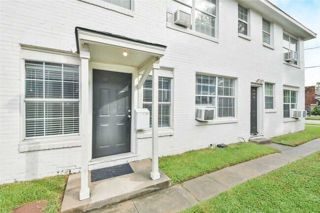 property at 903 Oakhurst St