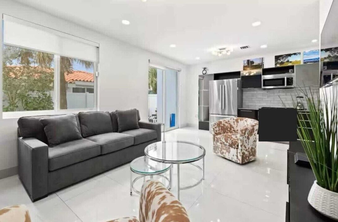 4243 Bougainvilla Dr in Lauderdale-by-the-Sea, FL - Building Photo