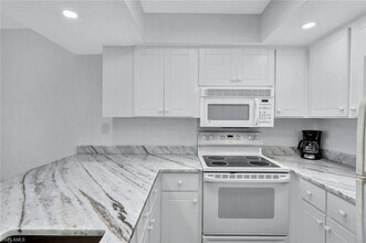 25820 Hickory Blvd in Bonita Springs, FL - Foto de edificio - Building Photo