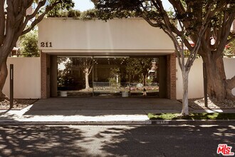 211 S Spalding Dr in Beverly Hills, CA - Building Photo - Building Photo