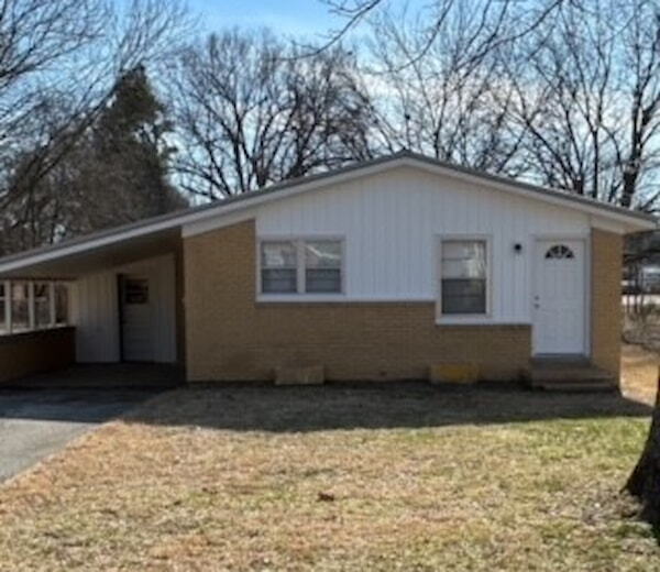 2412 Mullins St in Humboldt, TN - Foto de edificio