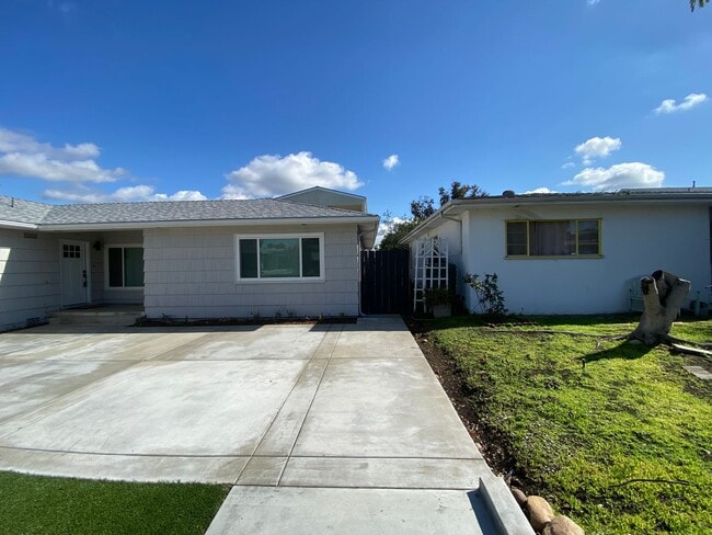 5335 E Falls View Dr in San Diego, CA - Building Photo - Building Photo