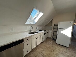 53 Hale St, Unit Apartment 3 in Beverly, MA - Building Photo - Building Photo