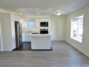 617 W Balboa Blvd in Newport Beach, CA - Building Photo - Building Photo
