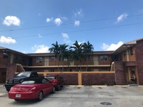 Northeast Point Properties in Hialeah, FL - Foto de edificio - Building Photo