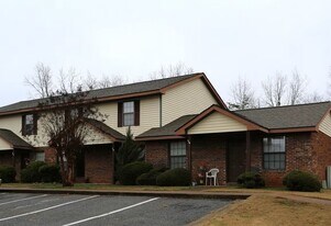102 Mountain View Ct in Hamilton, GA - Building Photo
