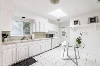 8655 Clifton Way in Beverly Hills, CA - Foto de edificio - Building Photo