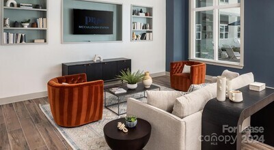 8424 N Tryon St, Unit B1 in Charlotte, NC - Building Photo - Building Photo