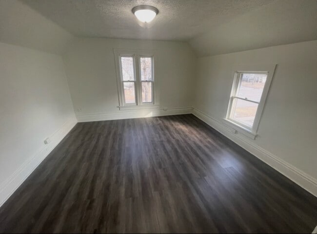 806 8th St, Unit upper unit in Beloit, WI - Building Photo - Building Photo