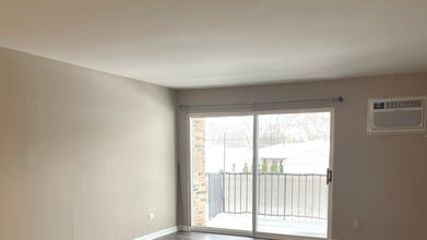 1035 Higgins Quarters Dr in Hoffman Estates, IL - Building Photo - Building Photo