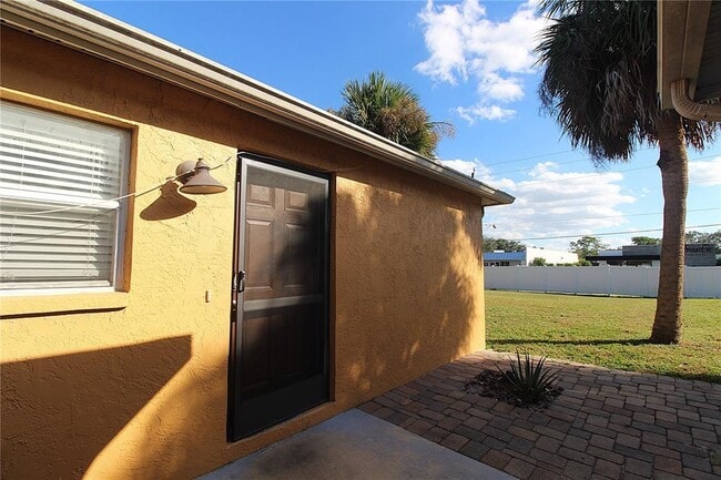 5531 Palmer Blvd in Sarasota, FL - Building Photo - Building Photo