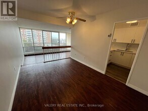 31 Four Winds Dr in Toronto, ON - Building Photo - Building Photo