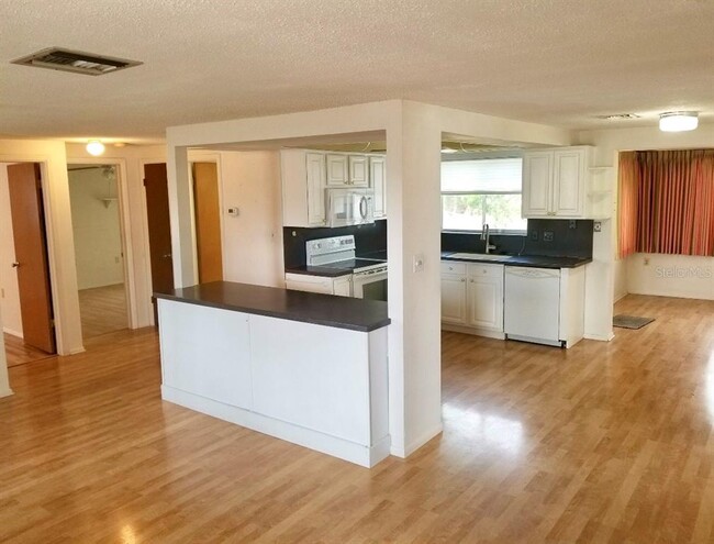 10140 Glen Moor Ln in Port Richey, FL - Building Photo - Building Photo
