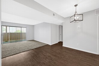 8515 Hearth Dr in Houston, TX - Foto de edificio - Building Photo