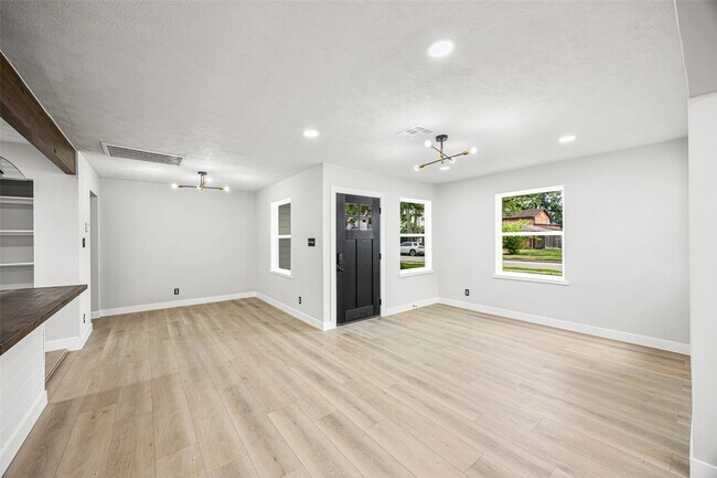 4626 Holly St in Bellaire, TX - Foto de edificio - Building Photo