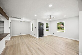 4626 Holly St in Bellaire, TX - Building Photo - Building Photo