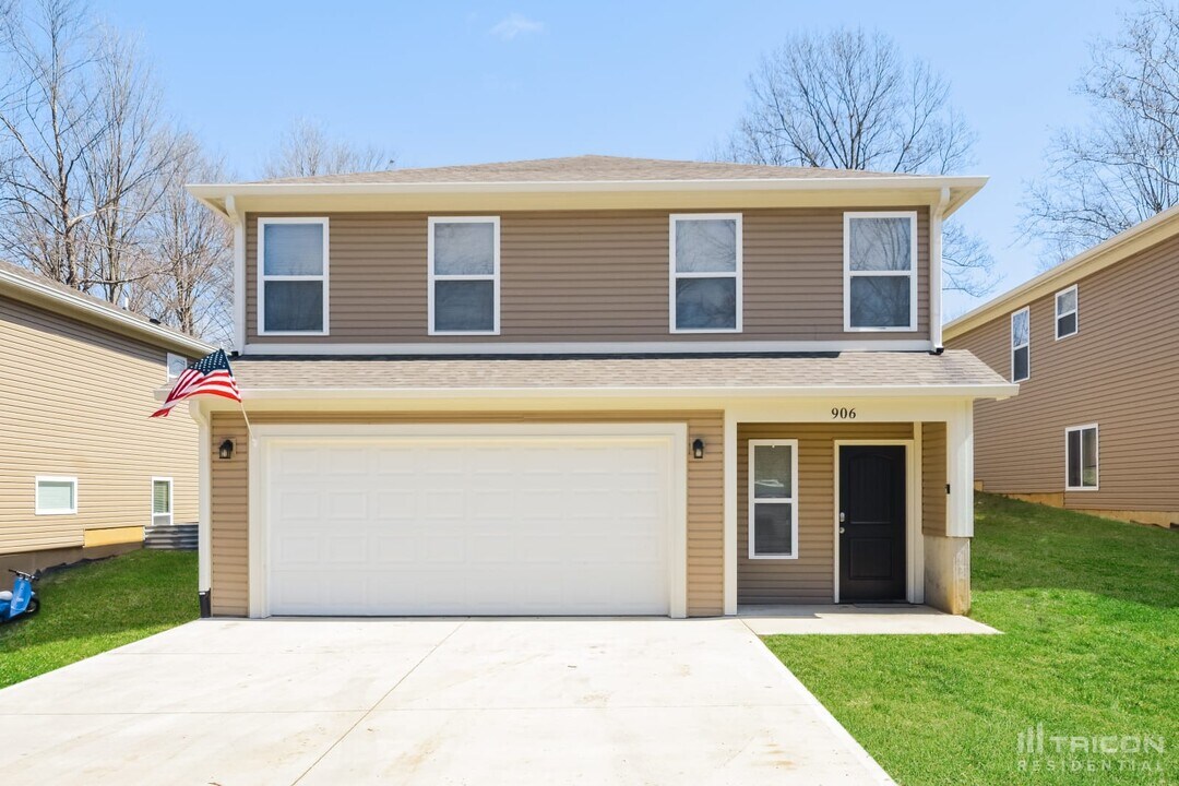 906 W Clinton St in Danville, IN - Building Photo