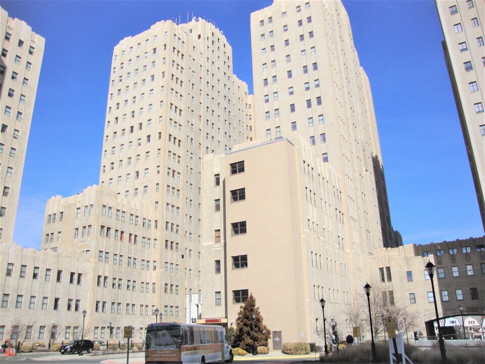 4 Beacon Way in Jersey City, NJ - Building Photo