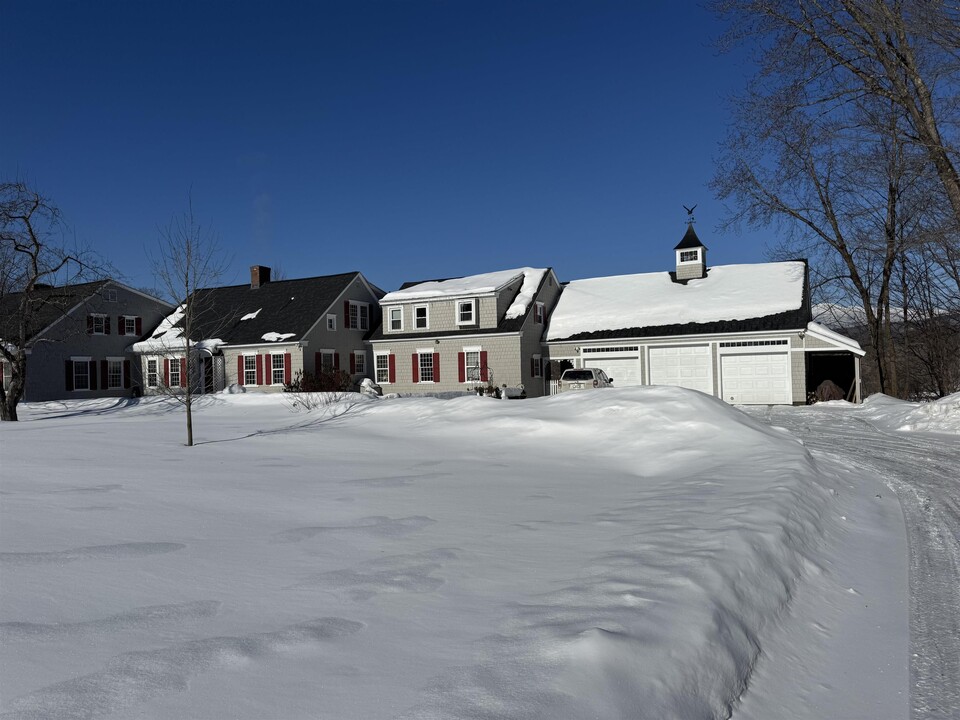 1017 Pucker St in Stowe, VT - Building Photo