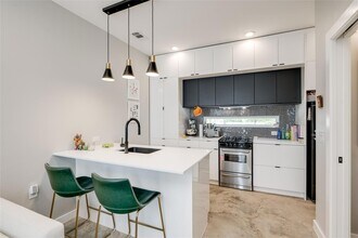 2108 Tillery St, Unit 3102 in Austin, TX - Foto de edificio - Building Photo