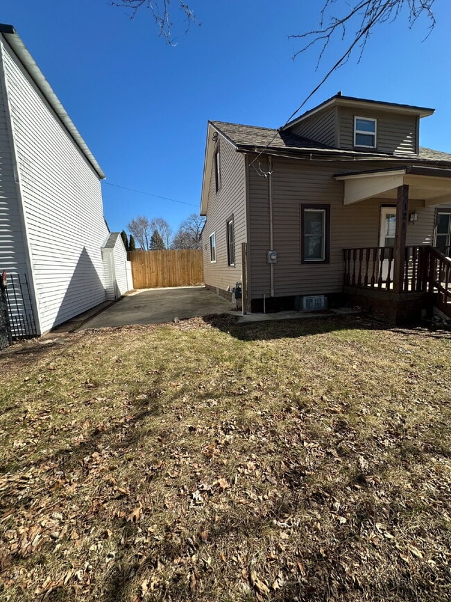121 Hackett St in Beloit, WI - Foto de edificio - Building Photo
