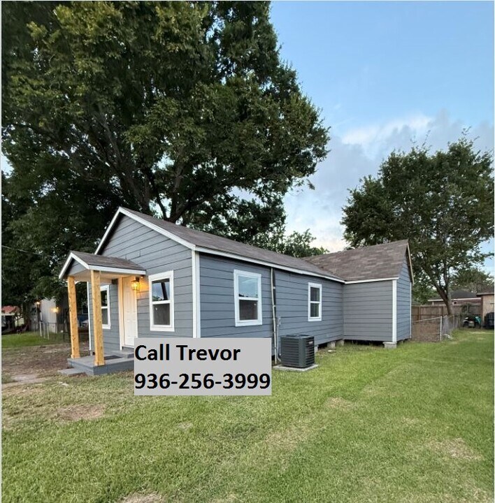 110 Millican St in Brazoria, TX - Building Photo