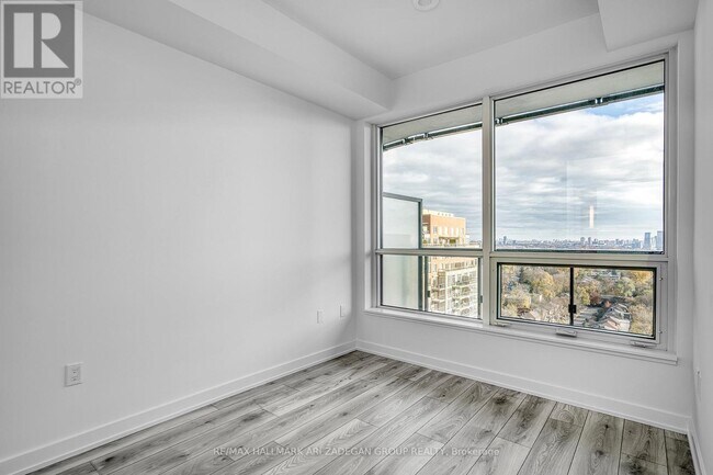 110 Broadway Ave in Toronto, ON - Building Photo - Building Photo