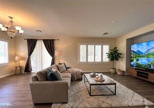 7043 Somera Way in Las Vegas, NV - Foto de edificio - Building Photo