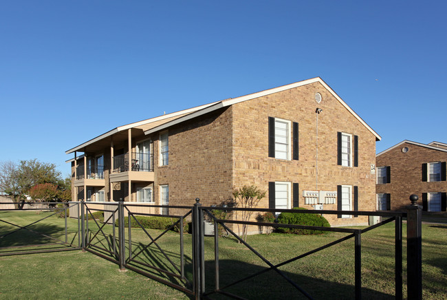 Wymberly Pointe in Grand Prairie, TX - Building Photo - Building Photo