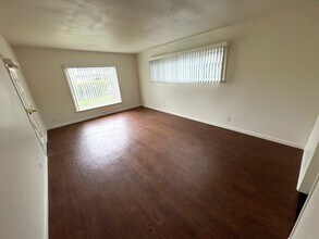 2204 Pierpont Blvd in Ventura, CA - Building Photo - Building Photo