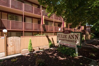 Julie Ann in Portland, OR - Foto de edificio - Building Photo