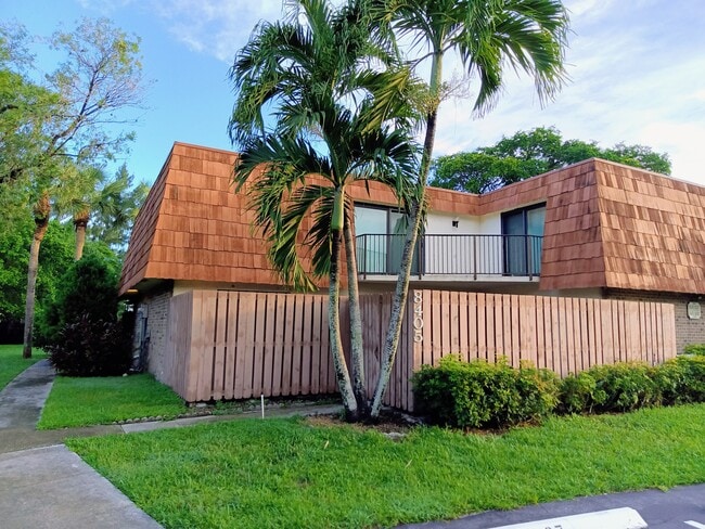 8405 N Coral Cir in North Lauderdale, FL - Building Photo - Building Photo