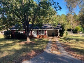 381 Magnolia Ave in Milledgeville, GA - Building Photo