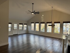 16551 P Rd in Gravois Mills, MO - Foto de edificio - Building Photo
