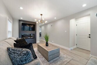 5347 W Gladys Ave, Unit 12 in Chicago, IL - Building Photo - Building Photo