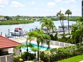 19111 Vista Bay Dr, Unit #303 in Indian Shores, FL - Building Photo