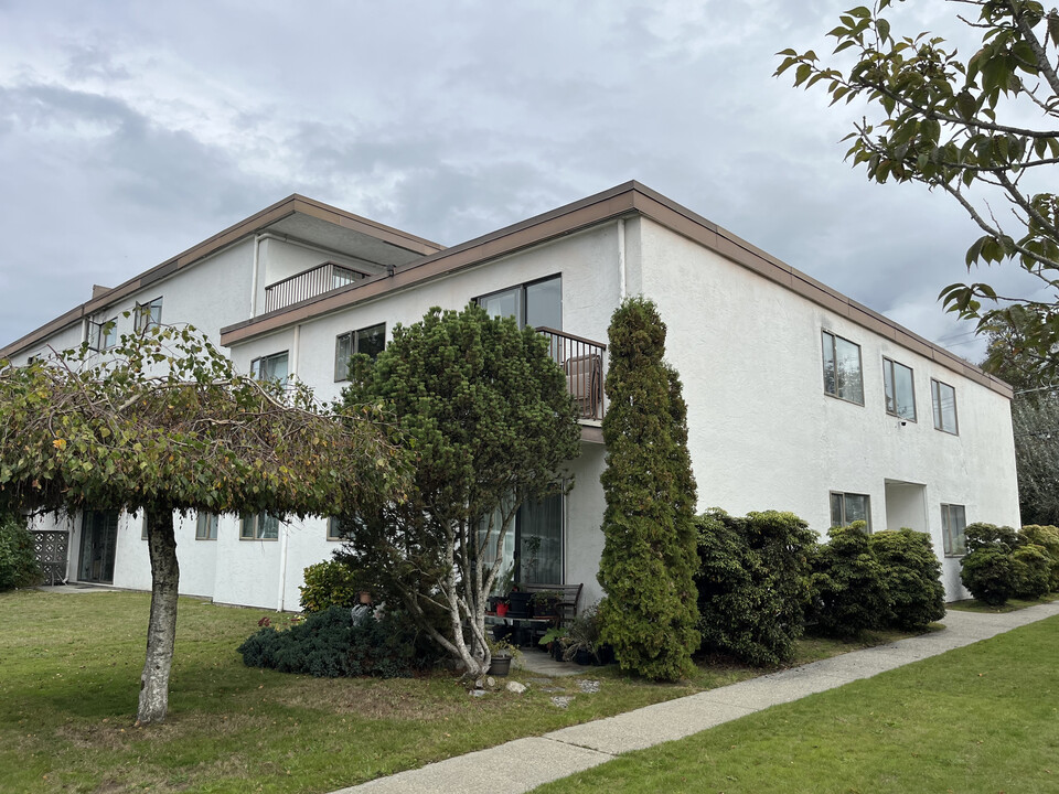 Inlet Apartments in Sechelt, BC - Building Photo