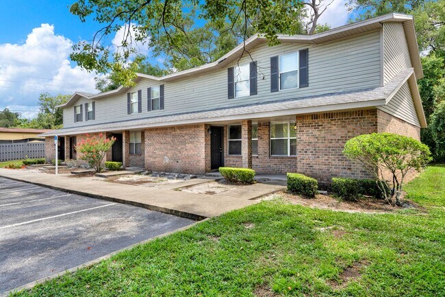 902 Smith St in Orange City, FL - Building Photo - Building Photo