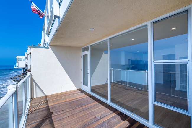 20656 Pacific Coast Hwy in Malibu, CA - Foto de edificio - Building Photo