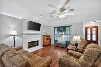 1017 Pin Oak Dr in Dickinson, TX - Building Photo - Building Photo