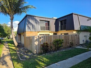 2359 Waterside Dr in Lake Worth Beach, FL - Building Photo - Building Photo