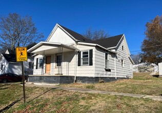 212 E Lincoln St in Harrisburg, IL - Building Photo - Building Photo