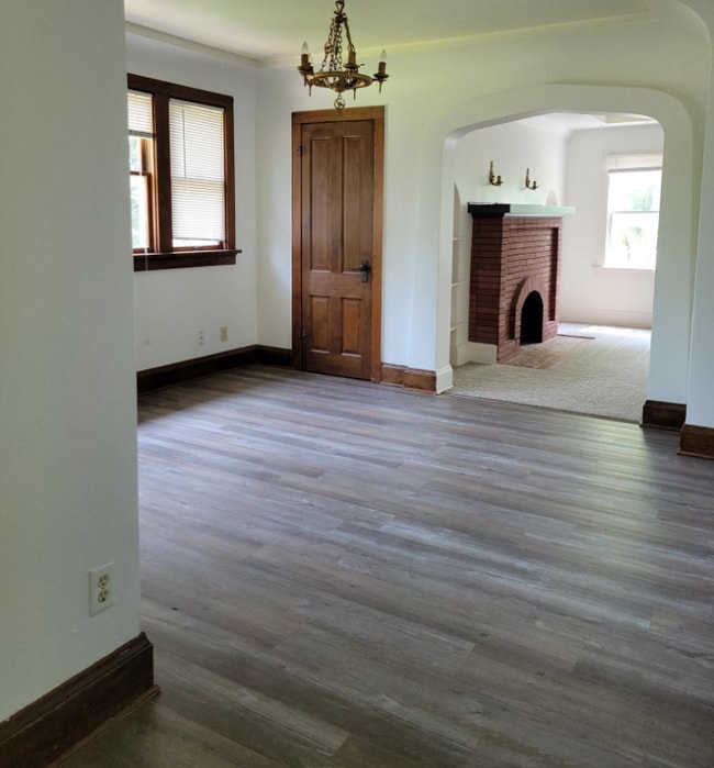 6522 W Mequon Rd in Mequon, WI - Foto de edificio - Building Photo