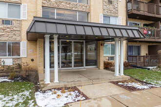 2218 S Goebbert Rd in Arlington Heights, IL - Building Photo - Building Photo