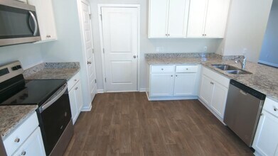 439 Coconut Dr in Bloomingdale, GA - Building Photo - Building Photo