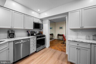 103 Cross Keys Rd in Baltimore, MD - Building Photo - Building Photo