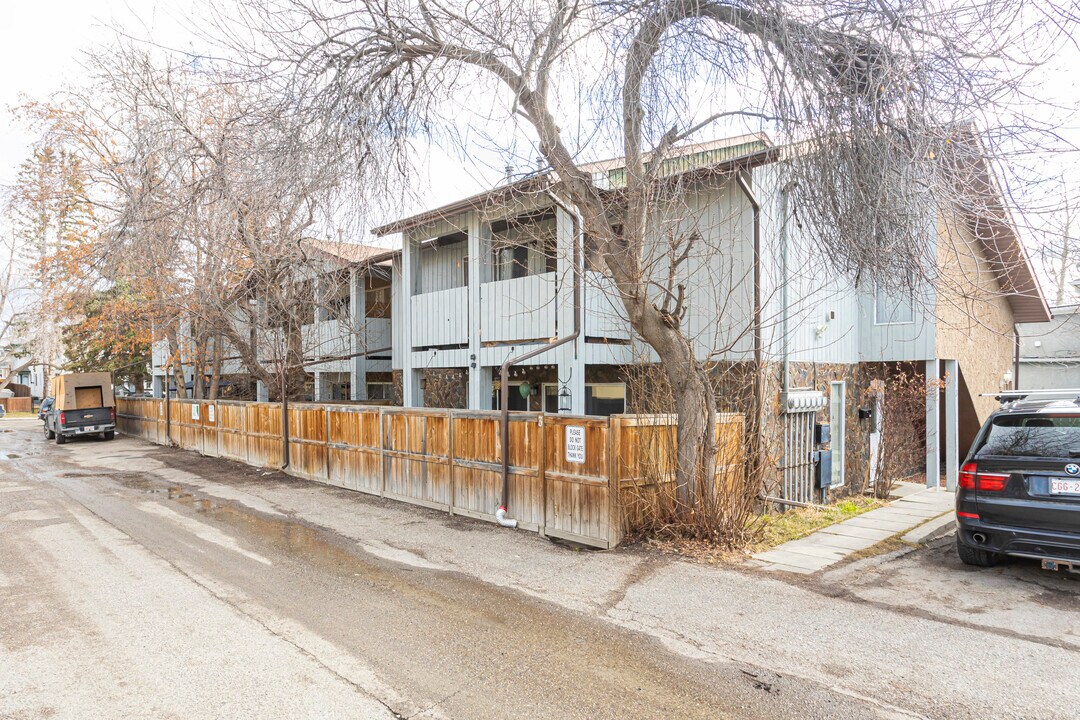 2127 35 Av SW in Calgary, AB - Building Photo