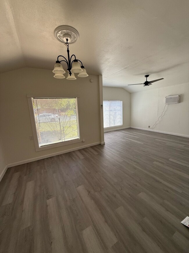 322 W Vine Ave in Visalia, CA - Building Photo - Building Photo